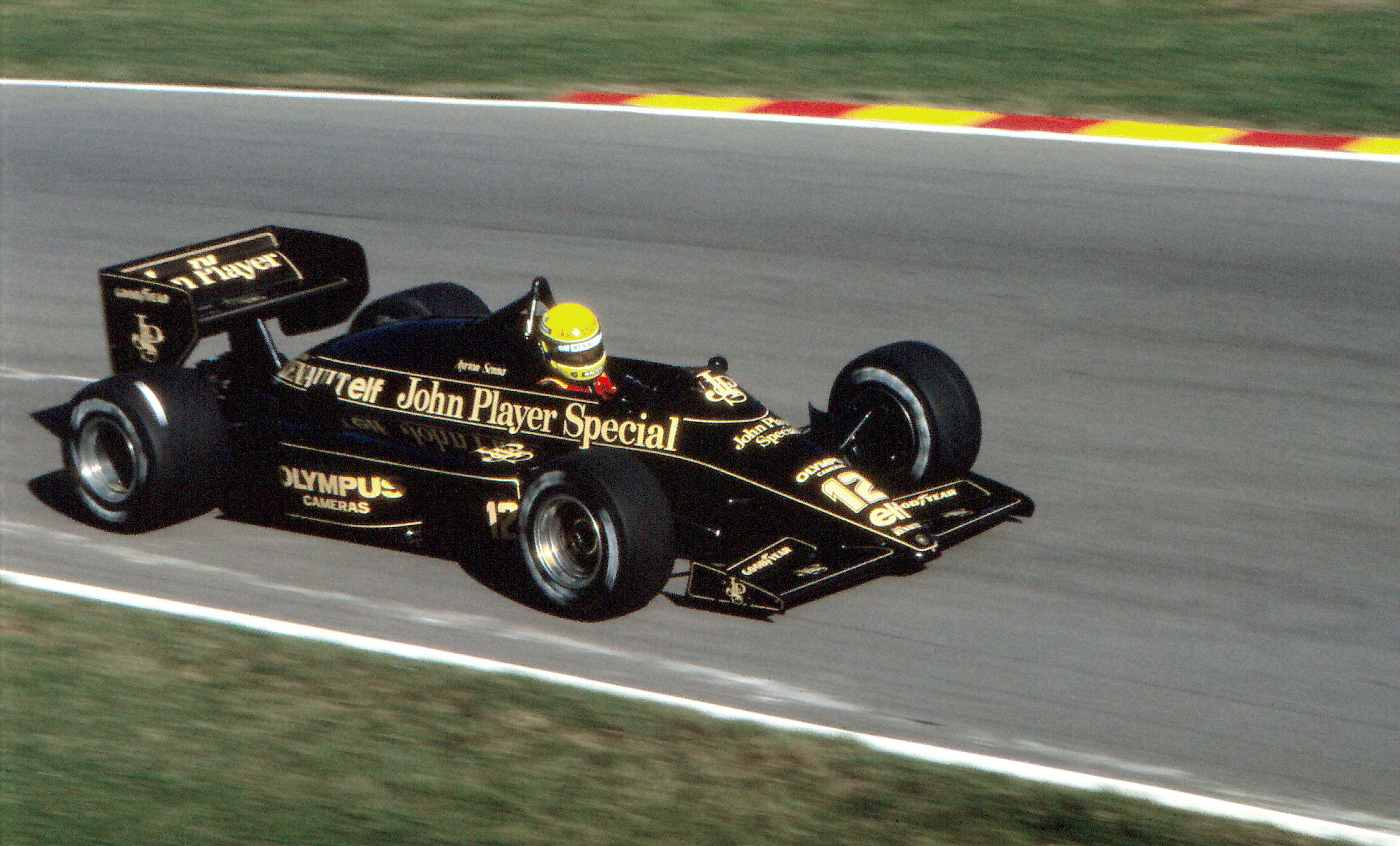 Senna racing for Lotus in 1985|alt=as caption