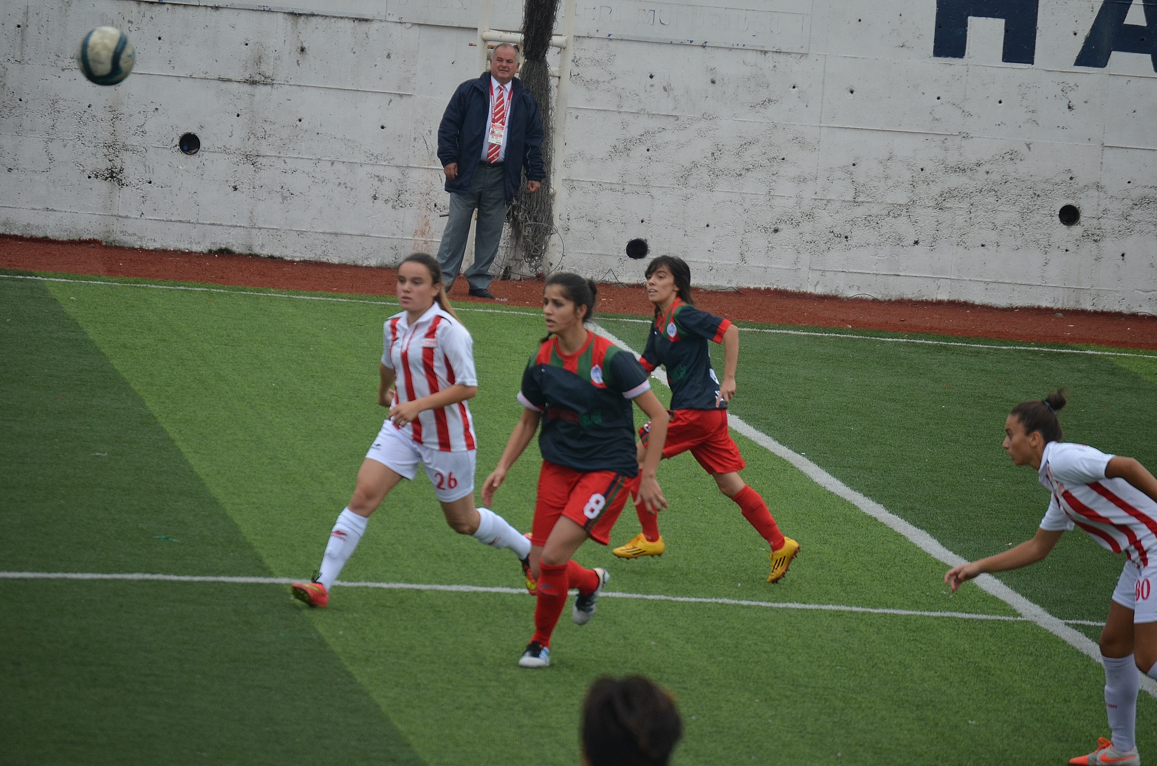Bahar Kol (#8) playing for Karşıyaka BESEM Spor in the away match of the 2014-15 season against Ataşehir Belediyespor.