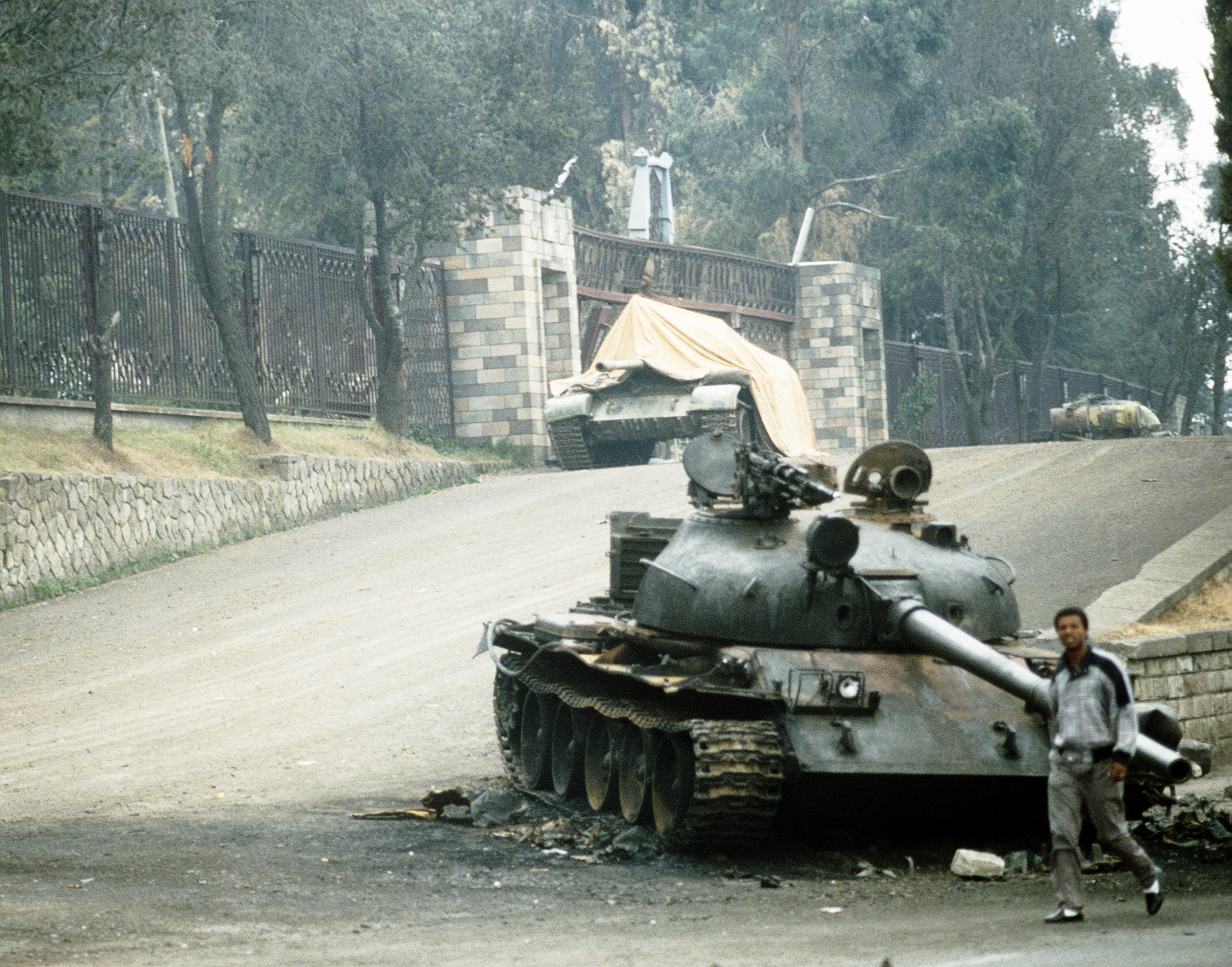 Disabled T-62 tank in Addis Ababa, 1991. 