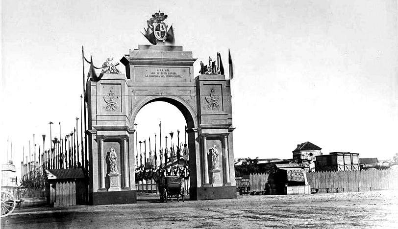 Triumphal arch for the arrival to Seville of Queen Isabel II located in the Campo de Marte.