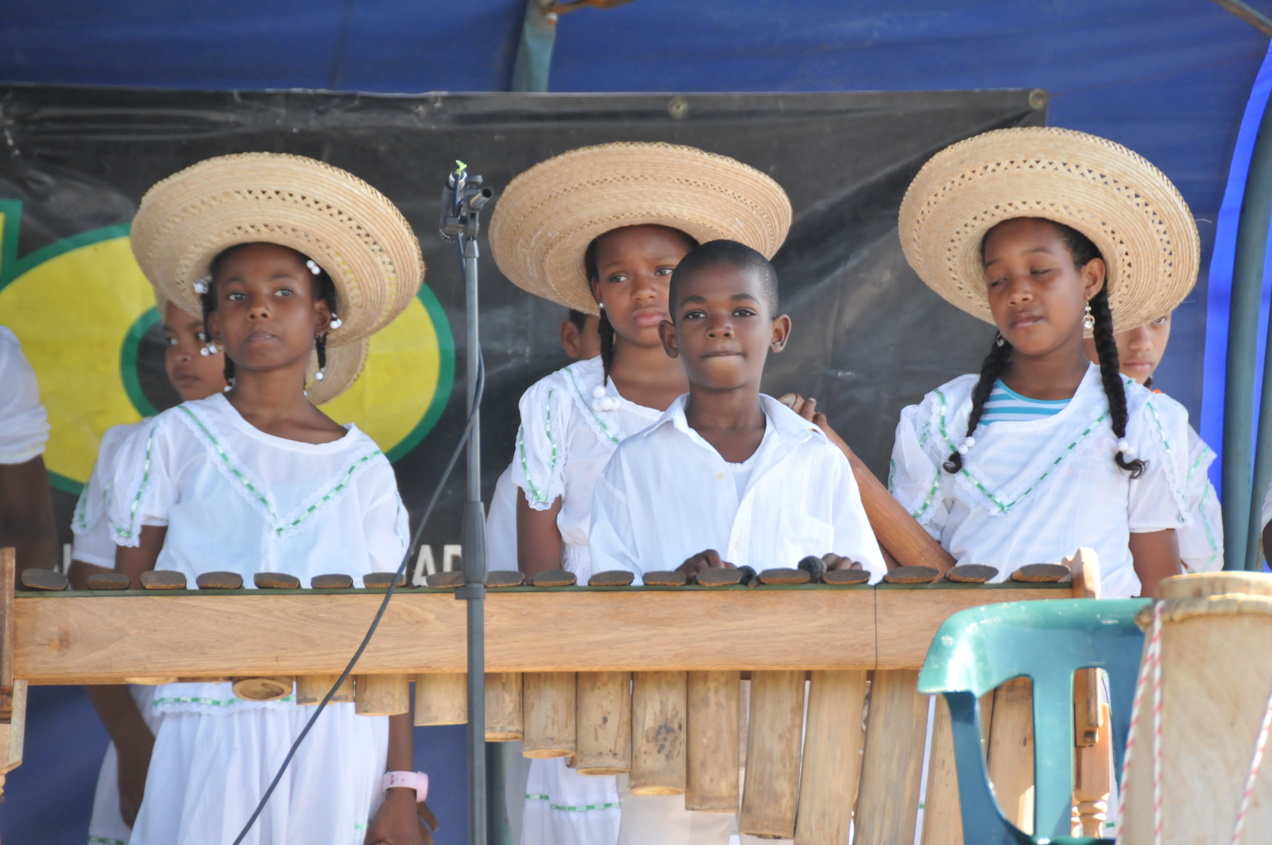 Children playing music of the musical axis of the South Pacific