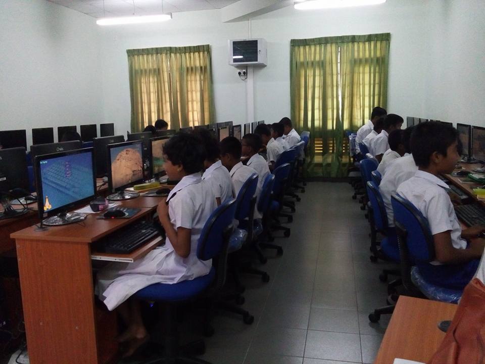 Students learning ISURU Linux...