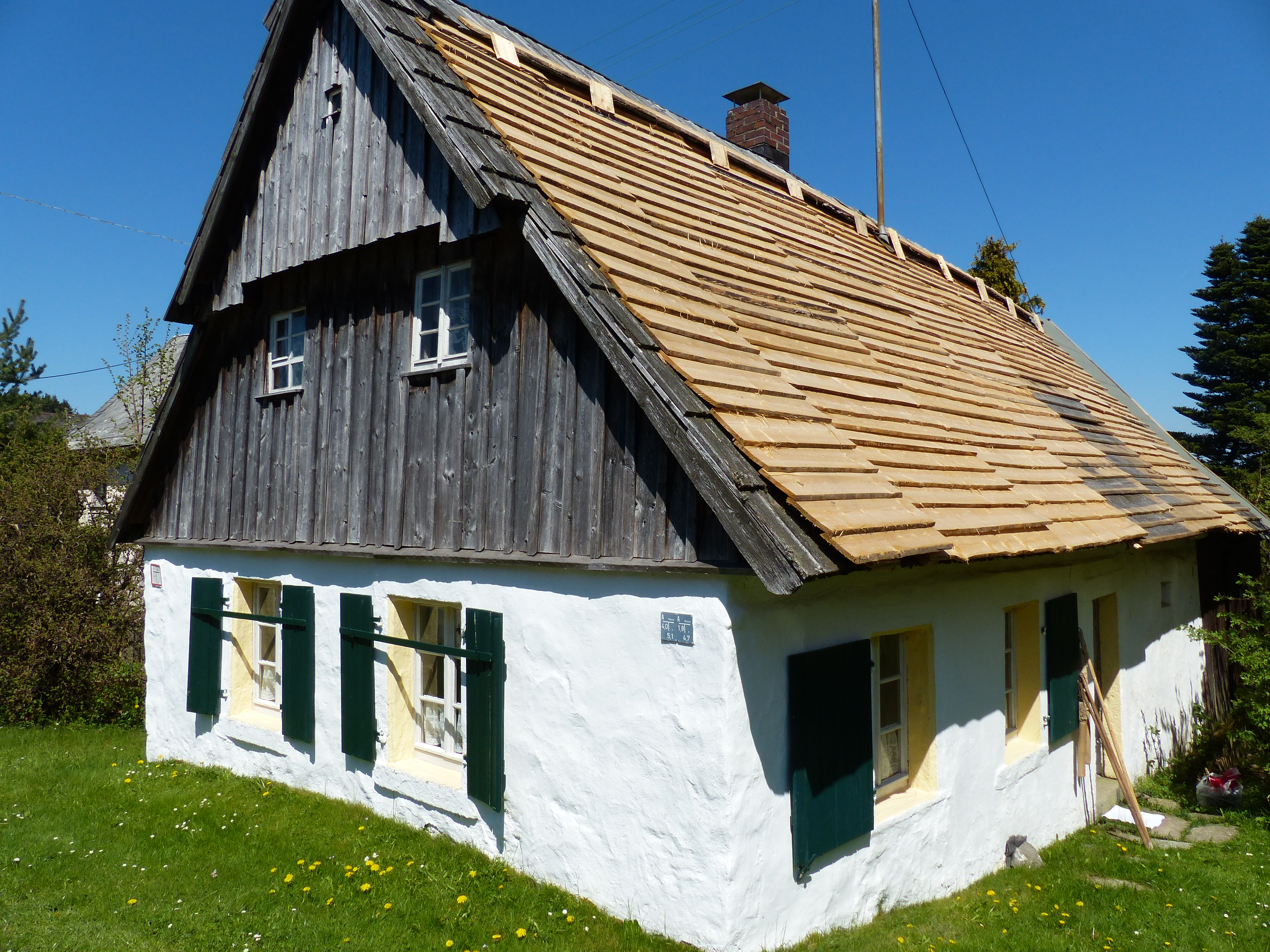 Side of the house with a temporary cover of the roof