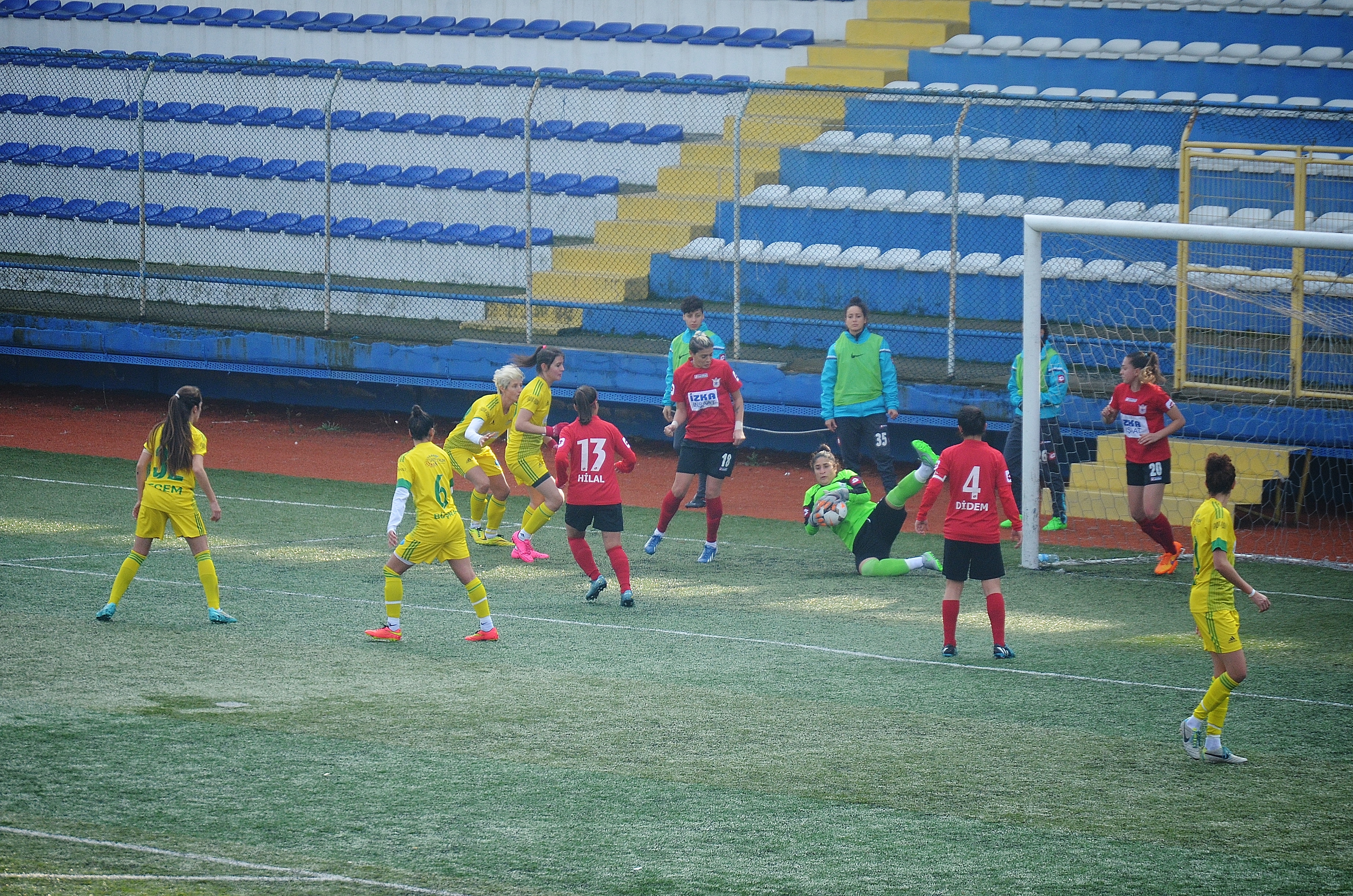 Sude Mihri Çınar saving the ball for Konak Belediyespor in the 2015–16 season's away match against Kireçburnu Spor. 