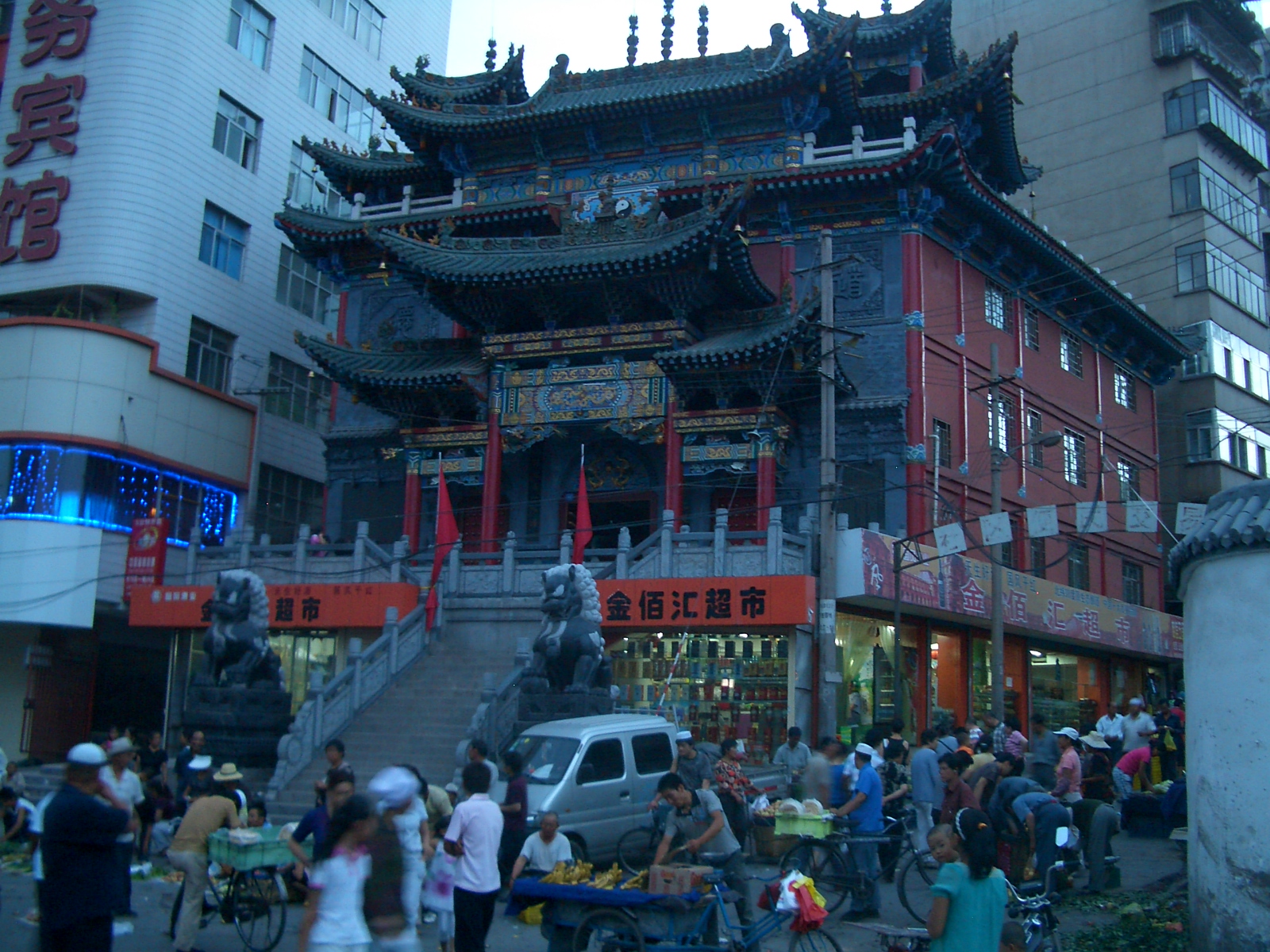 Evening market at the Temple of Supreme Brightness (太清宫 Tàiqīnggōng), a urban temple of the Zhengyi order in Xiguan, Lanzhou, Gansu.
