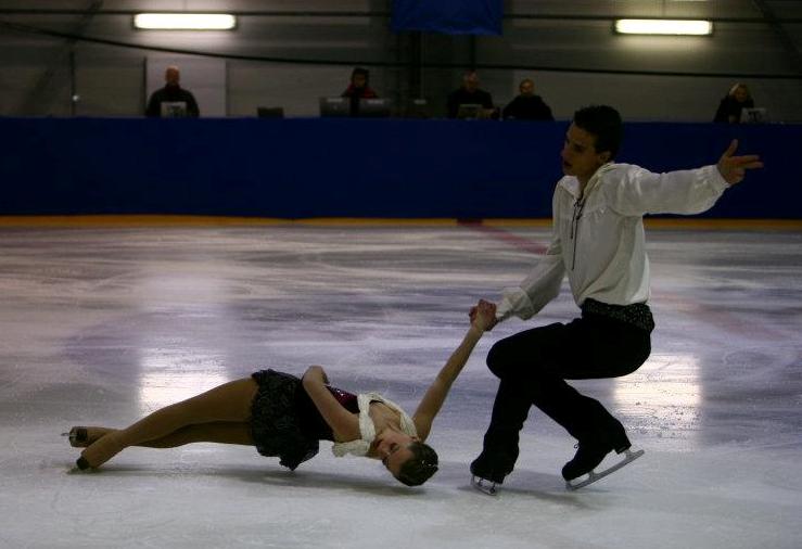 Rodríguez and Maestu perform a death spiral at the 2011 JGP Tallinn Cup.