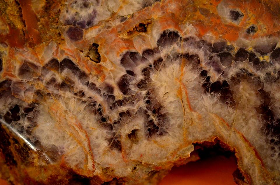 Zonal growths in amethyst. The evolution of white areas in given sample is very variable. There is a question whether the cavitation lamellae described by Rajlich could be basically just a frame of the sample in the photo or not.