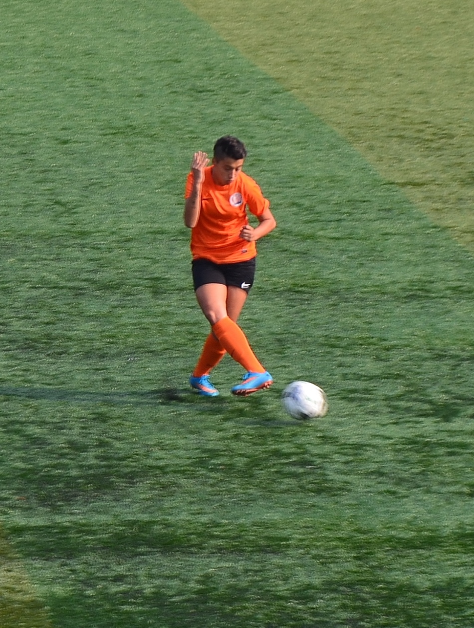 Büşra Demirörs playing for 1207 Antalya Muratpaşa Belediye Spor in the 2015–16 season's away match.