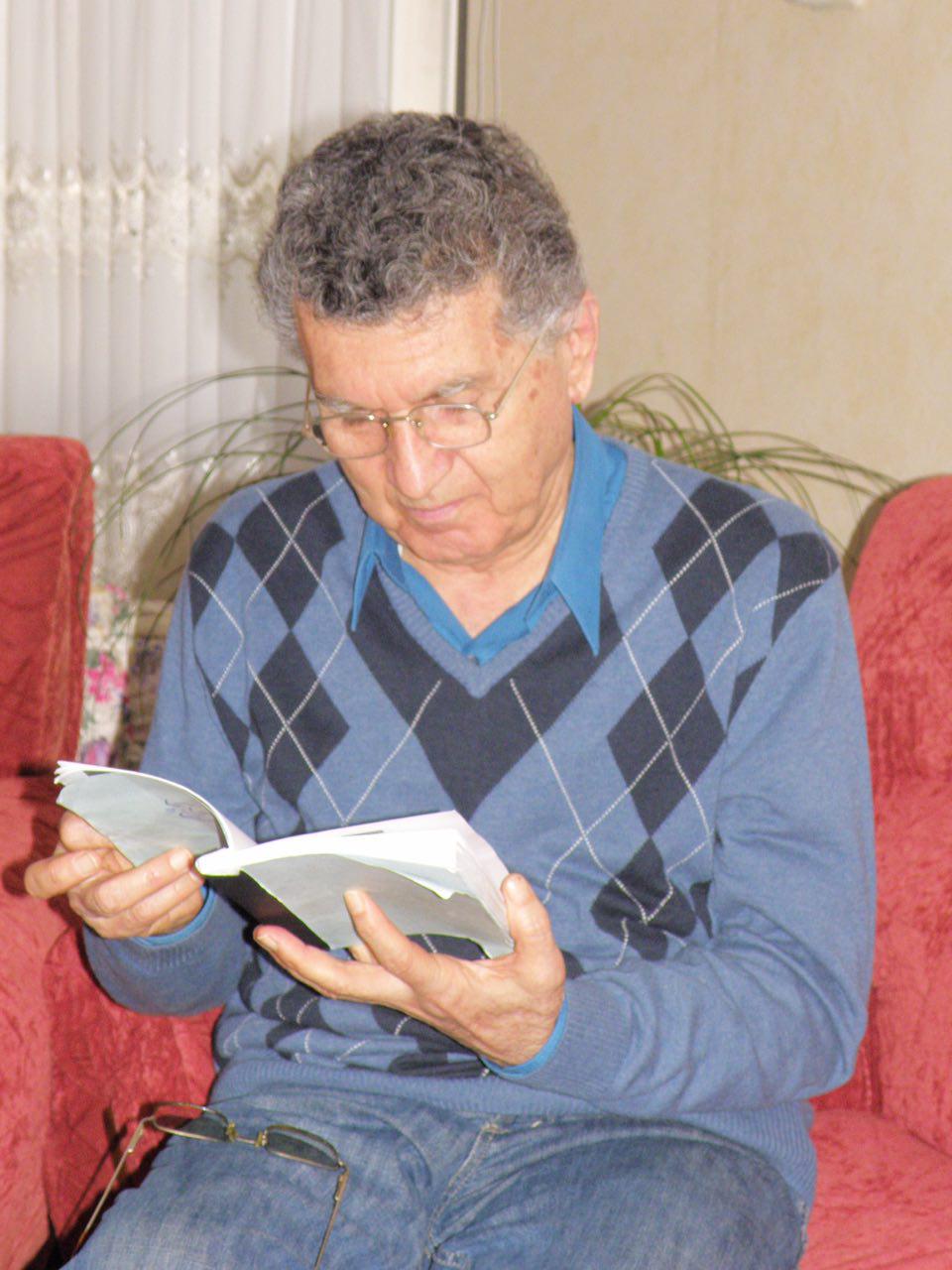 Ciyos Guran is reading one of the Hedayati's works.