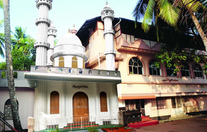 Makham'ul Waseela, the tomb of Muhammed Mashhoor Kunhikoya Thangal at Karimpanapalam, Vadakara