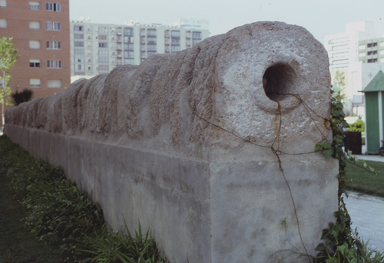 Section of the aqueduct, with machi-planted oyster stone blocks in Plaza Asdrúbal, in Cádiz