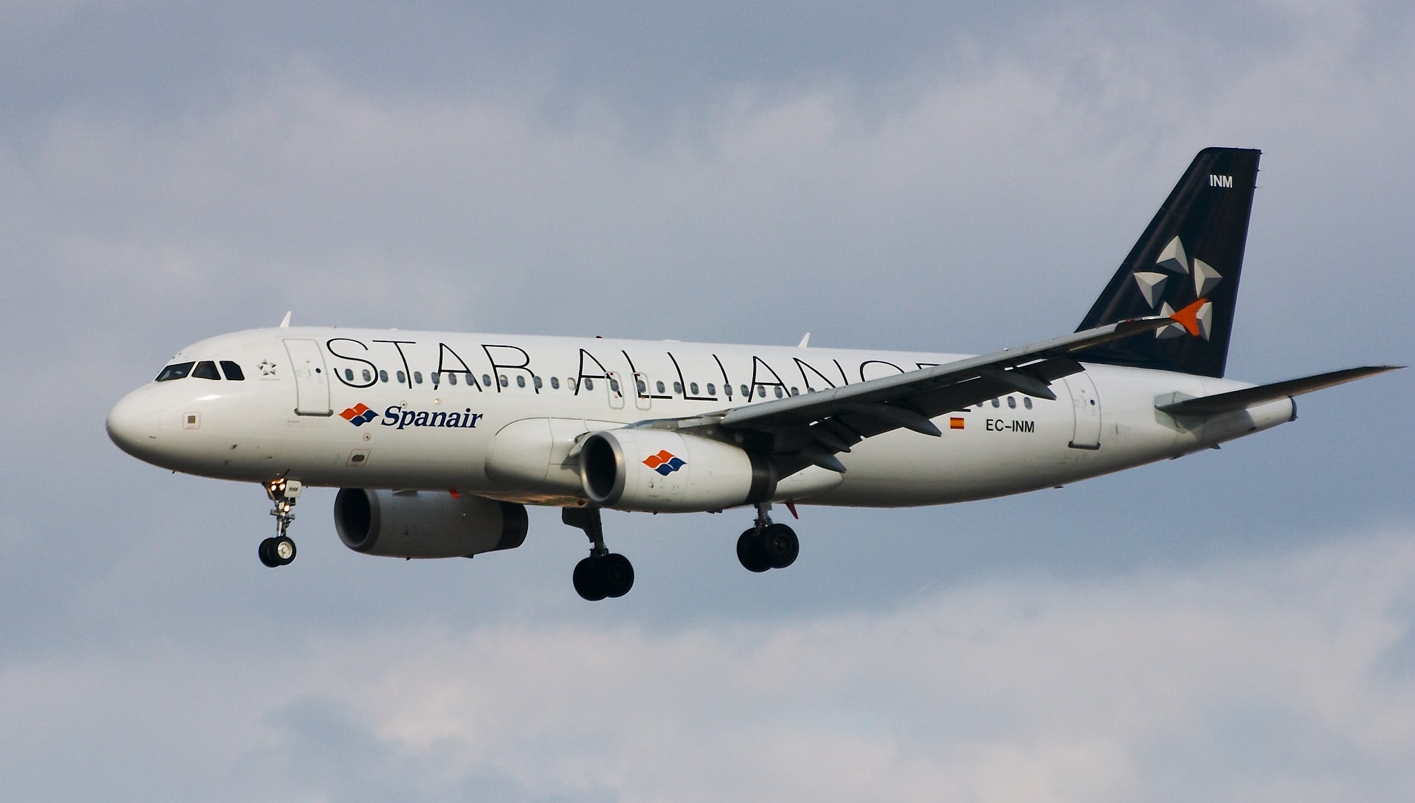 Spanair Airbus A320-200 in Star Alliance livery