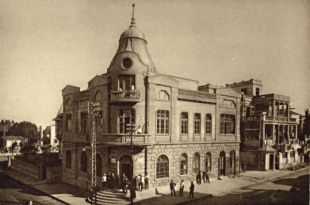 The Post and Telegraph Office (Nachalat Binyamin Street 71, corner of Lilienblum Street) and, to its right, the house of Alice Palmer in Tel Aviv, 1920s.|thumb
