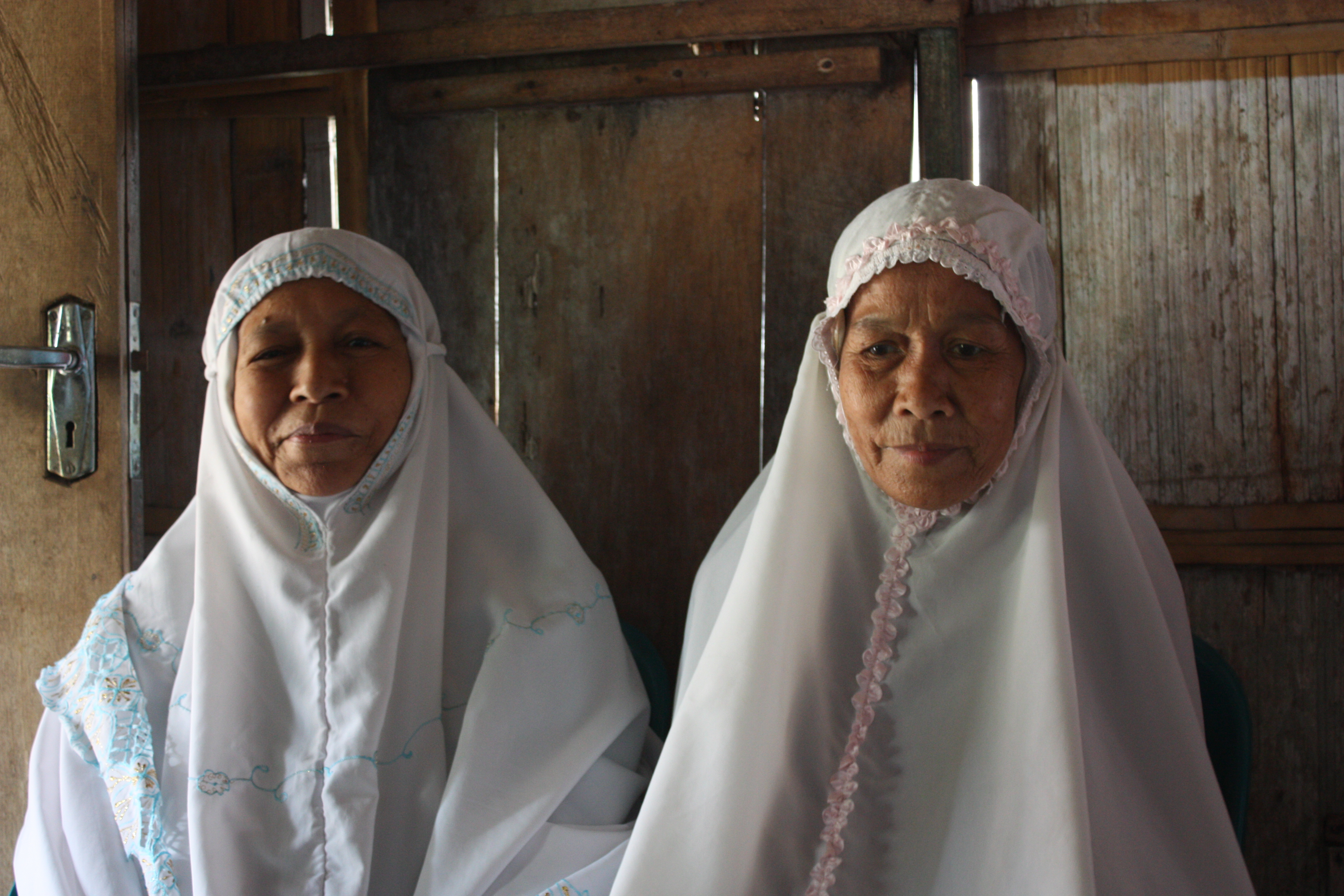 Two elderly Muslim women of the Selayar people wearing mukena.