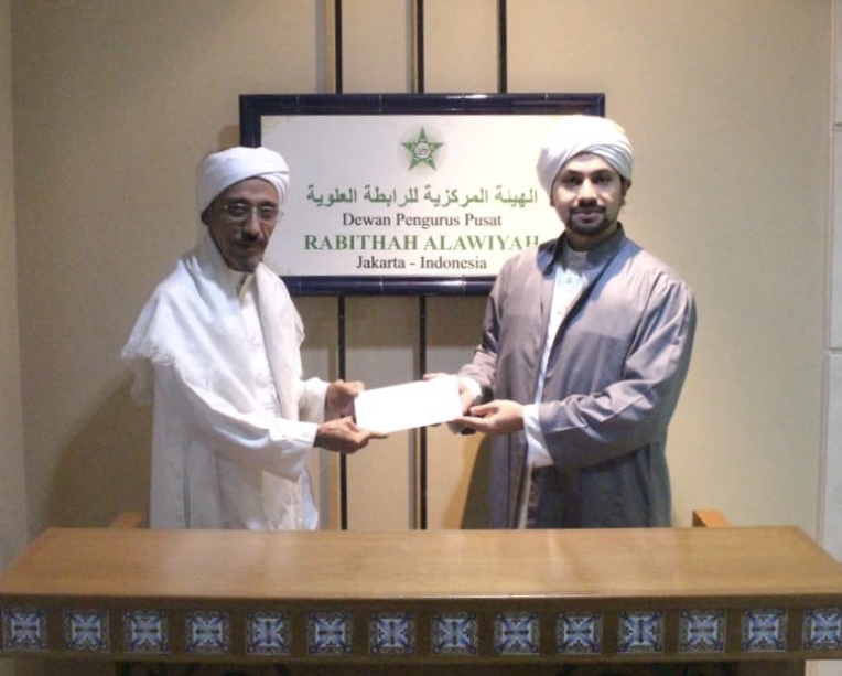 Sayyid Mohamed at Rabithah Alawiyah (Main Ahlulbeyt genealogy organisation based in Jakarta), receiving a spacial recommendation, Indonesia.