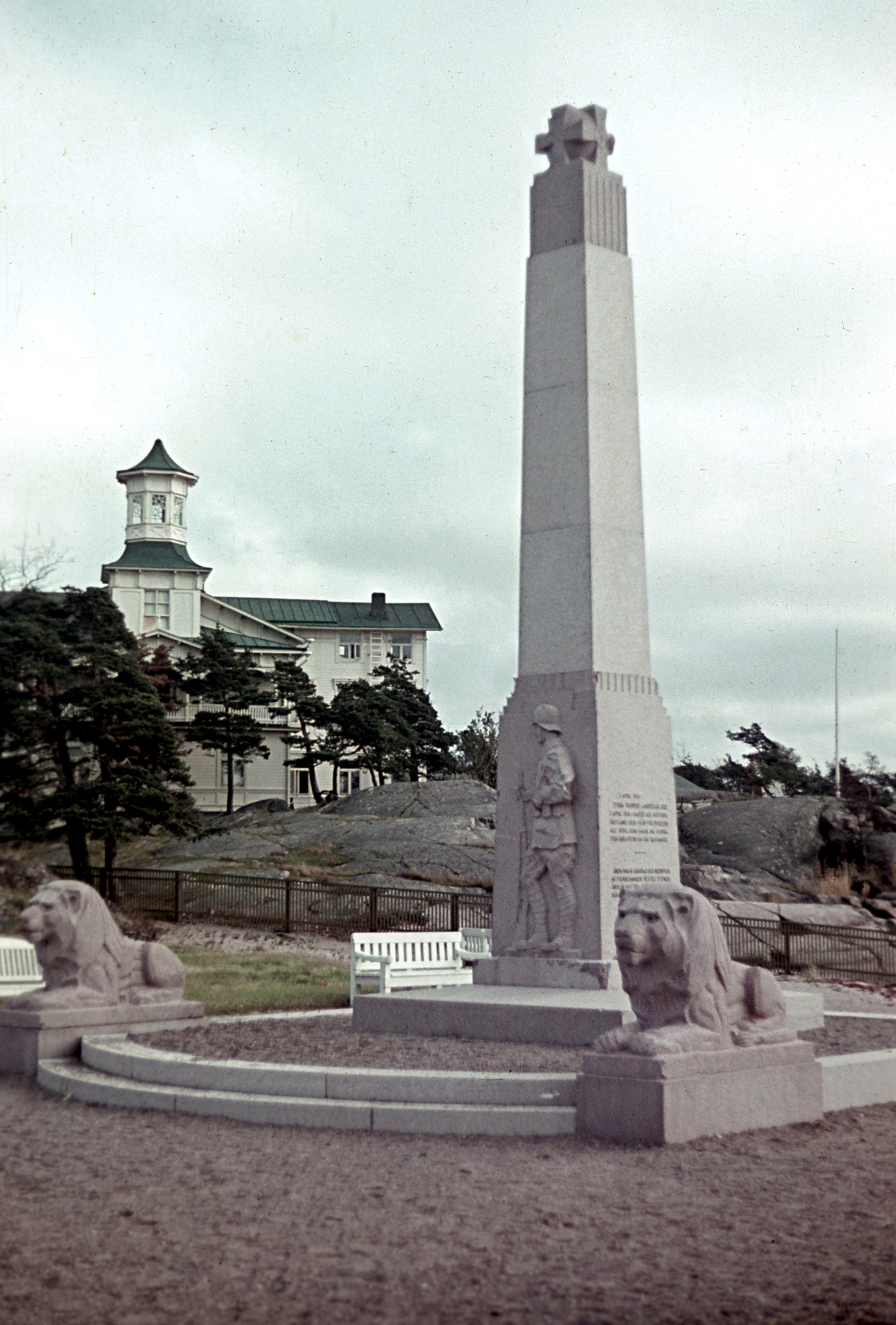 The Freedom Statue of Hanko, sculpted by Bertel Nilsson and erected in 1921. The Freedom Statue of Hanko, sculpted by Bertel Nilsson and erected in 1921.