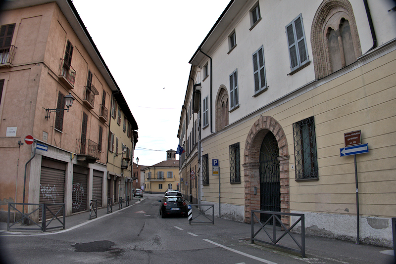 Via Borgo San Pietro. On the right, beyond Palazzo Venturelli, follows the primary school building. This was the first location of the hospital.