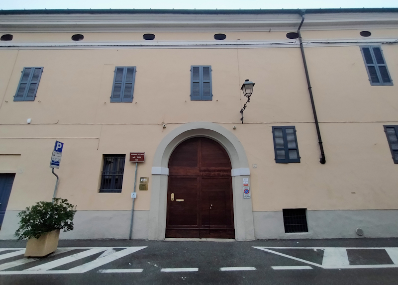 The entrance on Via Tadini.