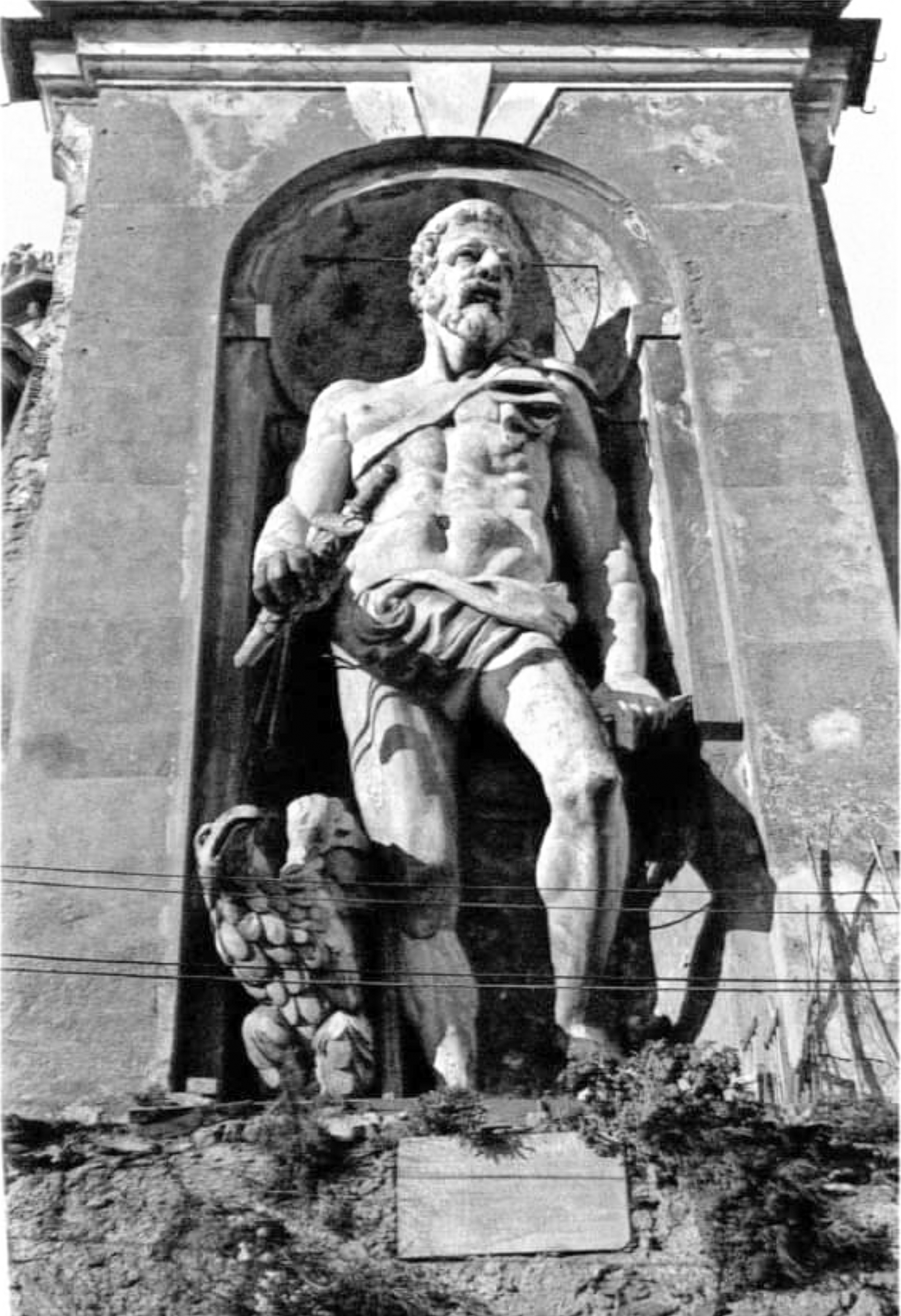 The statue in a 1935 photograph, showing the plaque dedicated to Gianandrea Doria's dog and the eagle
