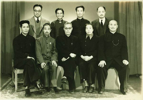 In September 1949, Mei Dajun stood first from the left in the second row of a group photograph of China Association for Promoting Democracy delegates attending the First plenary session of the Chinese People's Political Consultative Conference.