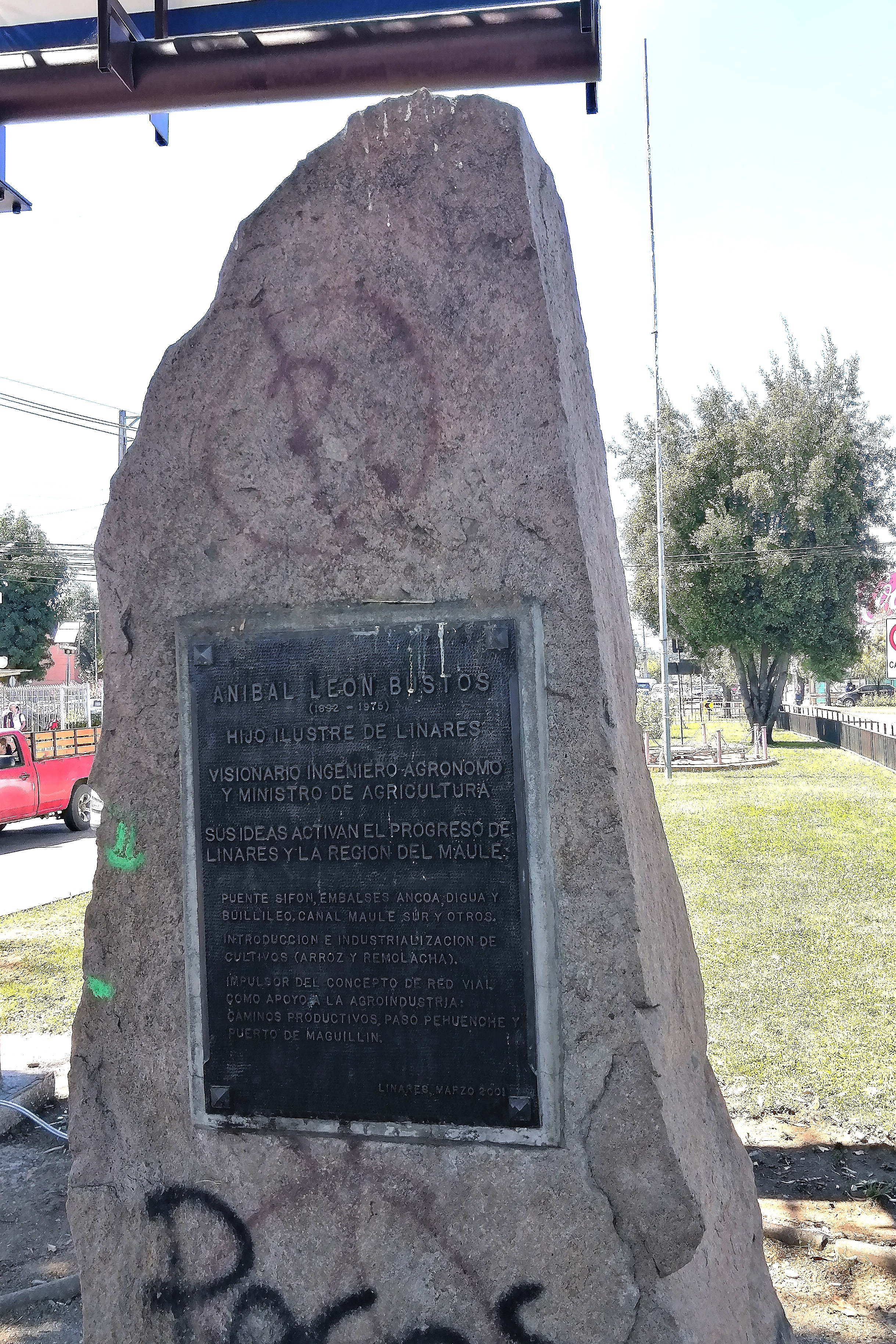  thumb|right | alt=Monolith of light colored stone with commemorative plaque in black of Minister Anibal León Bustos, on the avenue of the same name, in the city of Linares (Chile) | Monolith with commemorative plaque for Minister Anibal León Bustos, on the avenue of the same name, in the city of Linares (Chile)