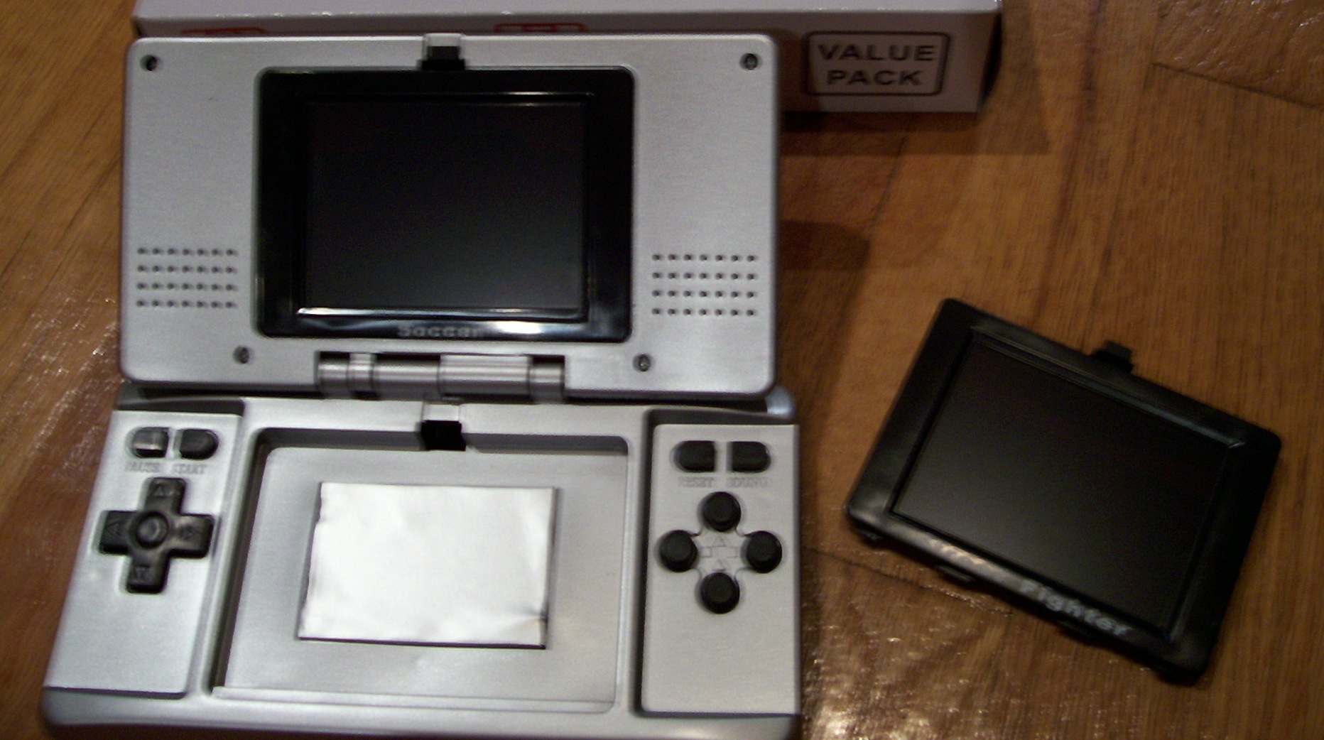 Right|210px| The Neo Double Games console features interchangeable screens, which also interchange the games played on the console. Its packaging, unlike its design, seems to be derived from the PlayStation Portable. Right|210px| The Neo Double Games console features interchangeable screens, which also interchange the games played on the console. Its packaging, unlike its design, seems to be derived from the PlayStation Portable.