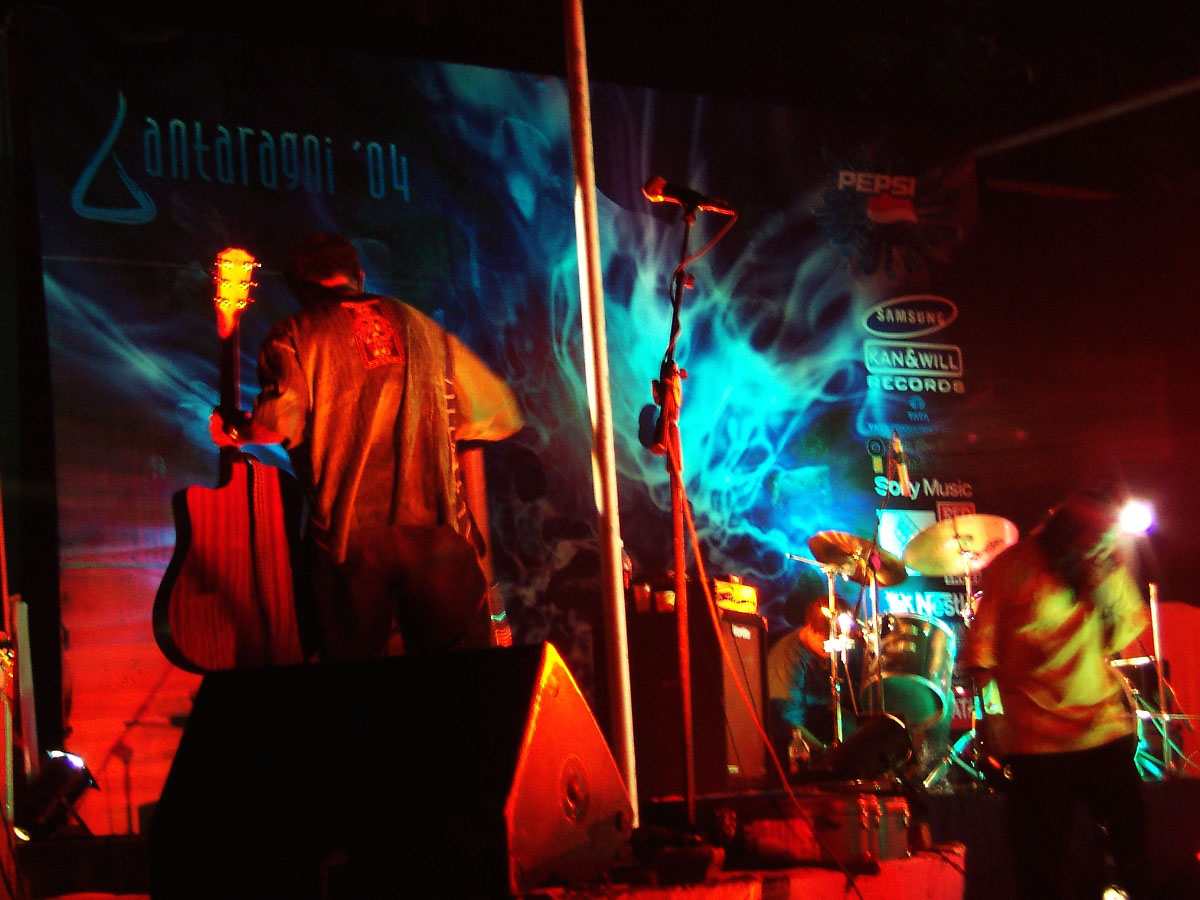 A performance by Indian Ocean during Antaragni 2004