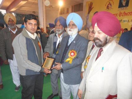 Dr Vipin Brar receiving award of honor from Cabinet Minister Animal Husbandry, Fisheries, Dairy Development and Tourism, Cultural Affairs and Jails minister S. Swarn Singh Phillaur for his valued contribution