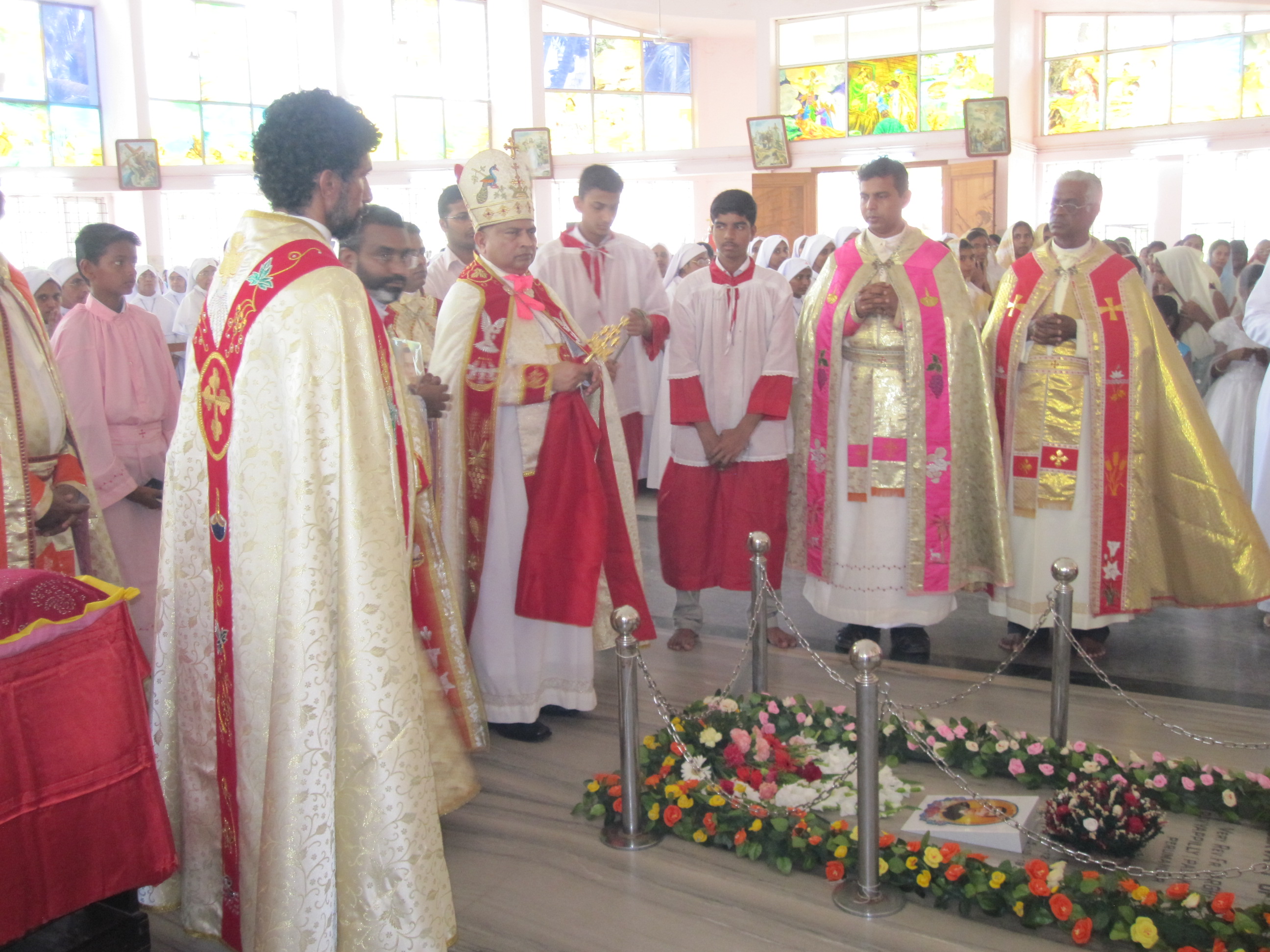 Fr. Palakkappilly with Kanjirappally bishop Mar Mathew Arackal and other priests at the tomb of Mar Varghese Payyappilly Palakkappilly.